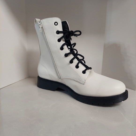 Lady's Boots - Picture 8 of 9